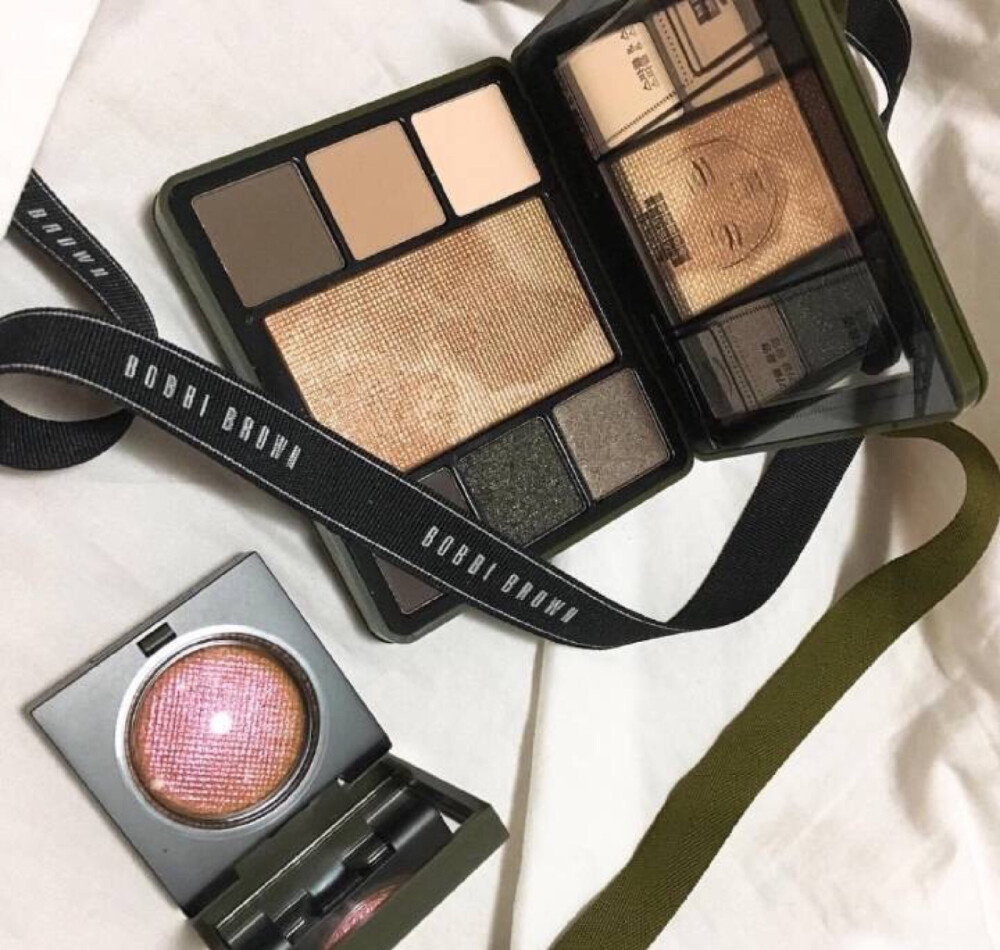 眼影｜Bobbi Brown Camo Luxe Collection 芭比布朗全新推出Camo迷彩奢金系列眼影组合，极具质感的迷彩包装，内部眼影配色也以烟灰冷色调为主，渐变金色珠光颗粒细腻，上眼超级精致，单颗眼影内部纹饰也是渐变珠光色，Camo系列简直太酷了吧 ！