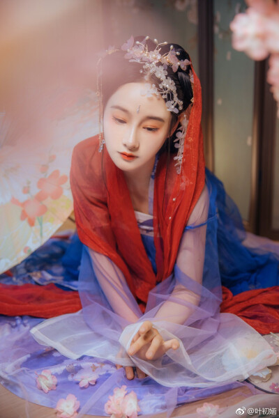 灭烛怜光满，披衣觉露滋。