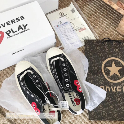 Converse X Play匡威与川久保龄合作款帐布鞋，鞋子是帆布面，手感比普通匡威的帆布鞋厚一点点，图案印制也不含糊，清晰饱满，最关键是可以增高，这款跟普通的帆布鞋底不同,运用了加厚的避震鞋垫，加.上vibram防滑鞋…