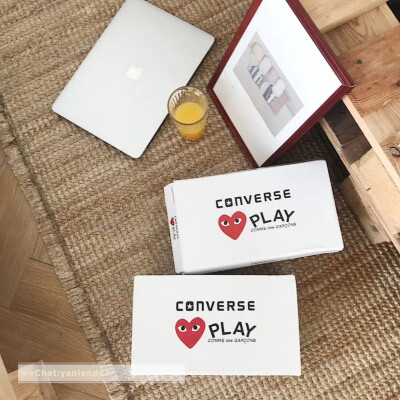 Converse X Play匡威与川久保龄合作款帐布鞋，鞋子是帆布面，手感比普通匡威的帆布鞋厚一点点，图案印制也不含糊，清晰饱满，最关键是可以增高，这款跟普通的帆布鞋底不同,运用了加厚的避震鞋垫，加.上vibram防滑鞋…