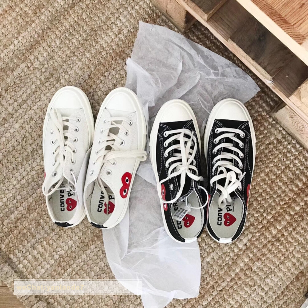 Converse X Play匡威与川久保龄合作款帐布鞋，鞋子是帆布面，手感比普通匡威的帆布鞋厚一点点，图案印制也不含糊，清晰饱满，最关键是可以增高，这款跟普通的帆布鞋底不同,运用了加厚的避震鞋垫，加.上vibram防滑鞋底,走多久的路都不累!轻松自如! 整体造工非常精致，