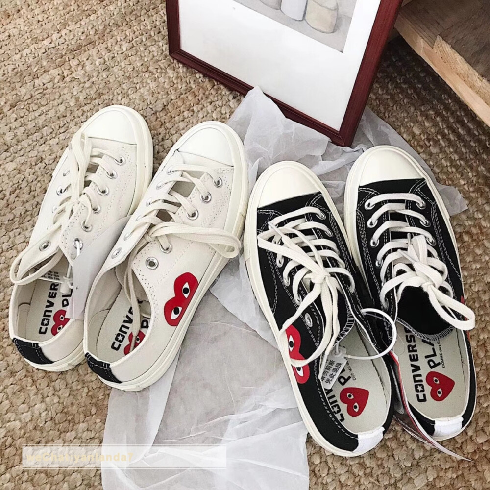 Converse X Play匡威与川久保龄合作款帐布鞋，鞋子是帆布面，手感比普通匡威的帆布鞋厚一点点，图案印制也不含糊，清晰饱满，最关键是可以增高，这款跟普通的帆布鞋底不同,运用了加厚的避震鞋垫，加.上vibram防滑鞋底,走多久的路都不累!轻松自如! 整体造工非常精致，