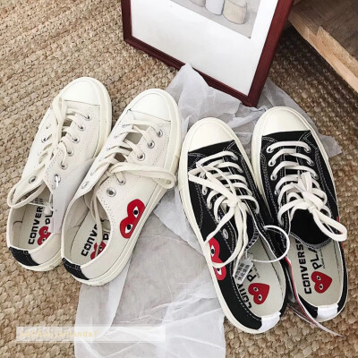Converse X Play匡威与川久保龄合作款帐布鞋，鞋子是帆布面，手感比普通匡威的帆布鞋厚一点点，图案印制也不含糊，清晰饱满，最关键是可以增高，这款跟普通的帆布鞋底不同,运用了加厚的避震鞋垫，加.上vibram防滑鞋…