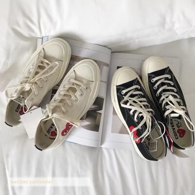 Converse X Play匡威与川久保龄合作款帐布鞋，鞋子是帆布面，手感比普通匡威的帆布鞋厚一点点，图案印制也不含糊，清晰饱满，最关键是可以增高，这款跟普通的帆布鞋底不同,运用了加厚的避震鞋垫，加.上vibram防滑鞋…