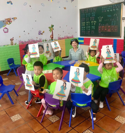 时代示范课
面塑小课堂又在孩子的期盼中开始啦！
我一进到幼儿园孩子们就特别地兴奋，
问我们这次会学习做什么好看的东西，
期待了好几天的大材料包也终于到货，
所有小朋友都拿到了属于自己的工具，
开始专心制作专…