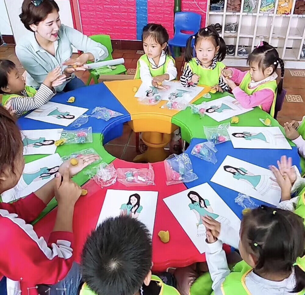 时代示范课
面塑小课堂又在孩子的期盼中开始啦！
我一进到幼儿园孩子们就特别地兴奋，
问我们这次会学习做什么好看的东西，
期待了好几天的大材料包也终于到货，
所有小朋友都拿到了属于自己的工具，
开始专心制作专属于自己的小碎花裙。
还纷纷告诉老师要把裙子送给哪一位，
收到裙子的妈妈奶奶姥姥一定很开心，
自己亲爱小宝贝动小手用心做的作品，
期待家长们收到礼物时的幸福小表情。