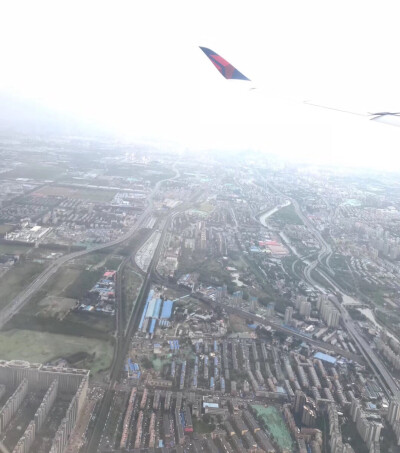 ✈️安全回国✈️
感谢大家的问候，
向大家告个平安，
历经二十四小时，
航班取消又改签，
感谢姐夫来接机。
昨晚终到哈尔滨，