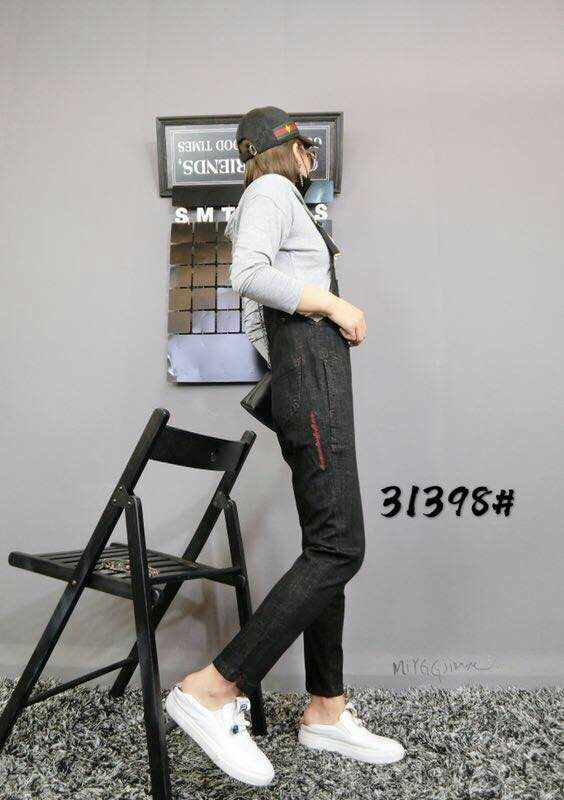 红色字母牛仔背带裤BI