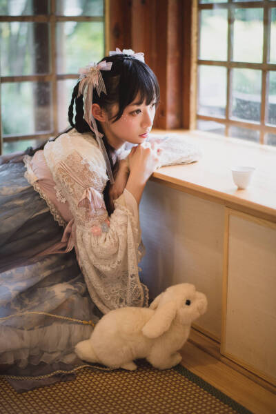 #抓住夏天的尾巴# #lolita# ￼lolita私影
穿着樱茶的仙女带着月兔在茶园下凡了
出镜@Miaomiao馋
摄影:@睿瑶爸爸
裙子:baby樱茶
同行@神隐白想学拍拍拍 