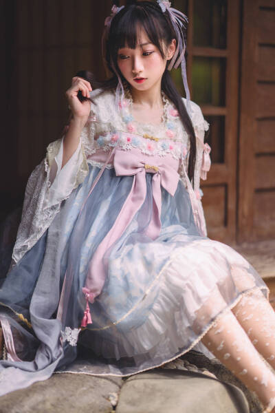 #抓住夏天的尾巴# #lolita# ￼lolita私影
穿着樱茶的仙女带着月兔在茶园下凡了
出镜@Miaomiao馋
摄影:@睿瑶爸爸
裙子:baby樱茶
同行@神隐白想学拍拍拍 