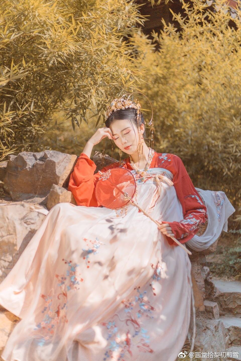 
肤若芙蓉青丝挽，眸如星子流光转。
恍然如梦，画中人在眼前。
——《琉花簪》
妆造/摄影/后期：@画堂拾梨初煎雪
出镜：@找不到茹
服装：@汉尚华莲汉服 @临熹熹熹 