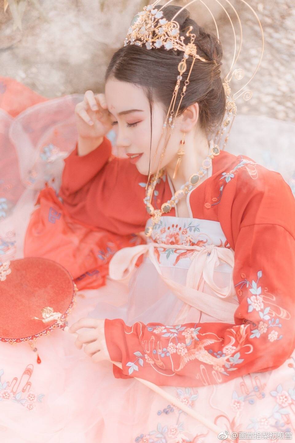 
膚若芙蓉青絲挽，眸如星子流光轉(zhuǎn)。
恍然如夢(mèng)，畫中人在眼前。
——《琉花簪》
妝造/攝影/后期：@畫堂拾梨初煎雪
出鏡：@找不到茹
服裝：@漢尚華蓮漢服 @臨熹熹熹 