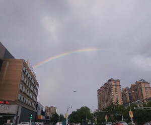 那日，是我第一次在家乡看见彩虹。美好又神奇/