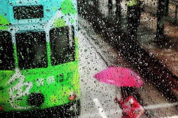 法国摄影师Christophe Jacrot特别擅长捕捉恶劣天气中的城市美景，当大风、大雨、大雪、大雾天气来袭时，人们往往会行色匆匆逃到建筑物中，从而错过了这些别样的城市美景。而Christophe Jacrot却用镜头将这些景色捕捉到镜头里。尤其是雨景，不同的雨有着不同的笔触，不同城市有着不同的色轮廓，却都仿佛如一幅幅印象派画作，有着朦胧的美。