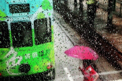 法国摄影师Christophe Jacrot特别擅长捕捉恶劣天气中的城市美景，当大风、大雨、大雪、大雾天气来袭时，人们往往会行色匆匆逃到建筑物中，从而错过了这些别样的城市美景。而Christophe Jacrot却用镜头将这些景色捕捉…