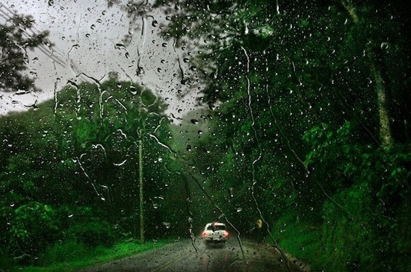 法国摄影师Christophe Jacrot特别擅长捕捉恶劣天气中的城市美景，当大风、大雨、大雪、大雾天气来袭时，人们往往会行色匆匆逃到建筑物中，从而错过了这些别样的城市美景。而Christophe Jacrot却用镜头将这些景色捕捉到镜头里。尤其是雨景，不同的雨有着不同的笔触，不同城市有着不同的色轮廓，却都仿佛如一幅幅印象派画作，有着朦胧的美。