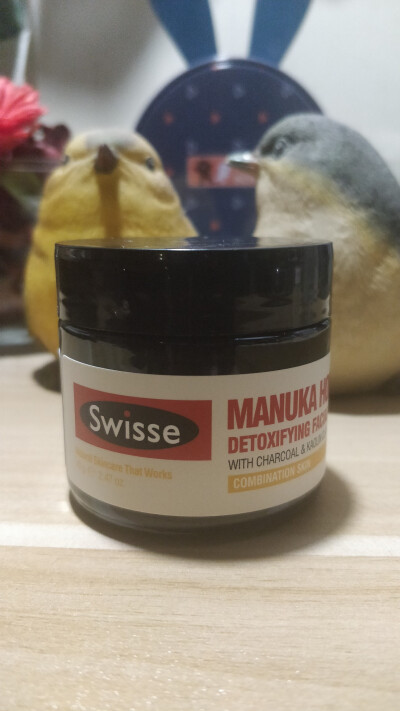 Swisse麦卢卡蜂蜜清洁排毒面膜，一股甜杏仁味，敏感肌可用。泥状的面膜，取适量涂在脸上，千万要涂抹均匀，并且不要太厚(别像楼主一样，第一次使用就没注意，薄的都干透了脸绷了，还有些地方是湿的)，等干的过程中，…