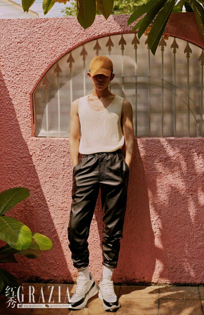 373期​​​​#易烊千玺红秀封面# 大片来了！谁没有想过平行时空的自己呢？往往是跟现在相反的自己。“有一天我不再转来转去工作的话，我能做什么？”易烊千玺想去天桥下支个摊，修鞋开锁，让人彻底认不出。这念头太…