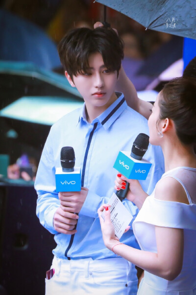 蔡徐坤
180922 重庆 vivo
cr：八月夢遊者