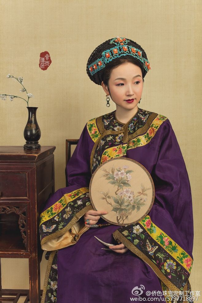 短长亭，古今情。楼外凉蟾一晕生，雨馀秋更清。
暮云平，暮山横。几叶秋声和雁声，行人不要听。