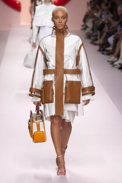 Fendi 2019春夏系列 米兰时装周
设计师：Karl Lagerfeld