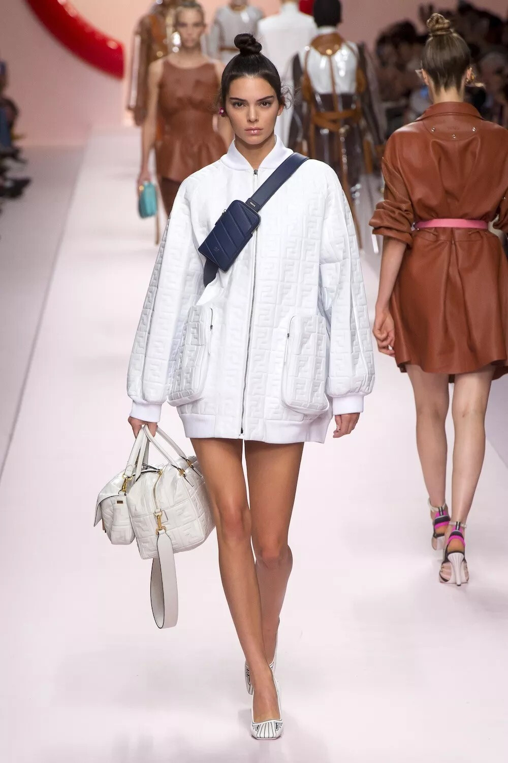 Fendi 2019春夏系列 米兰时装周
设计师：Karl Lagerfeld