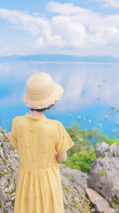 这里的天很蓝
你那呢？
模特：@-孜然五花肉椒
摄影：@洲爷矜持温柔
服装：@一猫MOM工作室
同行：@月逝之兮 @顾以歌-@泠泠霜_
￼昆明约拍 ￼成都约拍 ￼云南约拍 