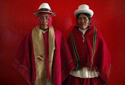  图为：玻利维亚新人。(玻利维亚是南美洲的一个内陆国家。新郎新娘不能在家里成婚，而要在深山老林里的一座仿古婚楼里举行婚礼。婚楼是用树枝和植物桔梗搭成的低矮棚屋，一般有两间。前厅用来接待贺婚的客人，后…