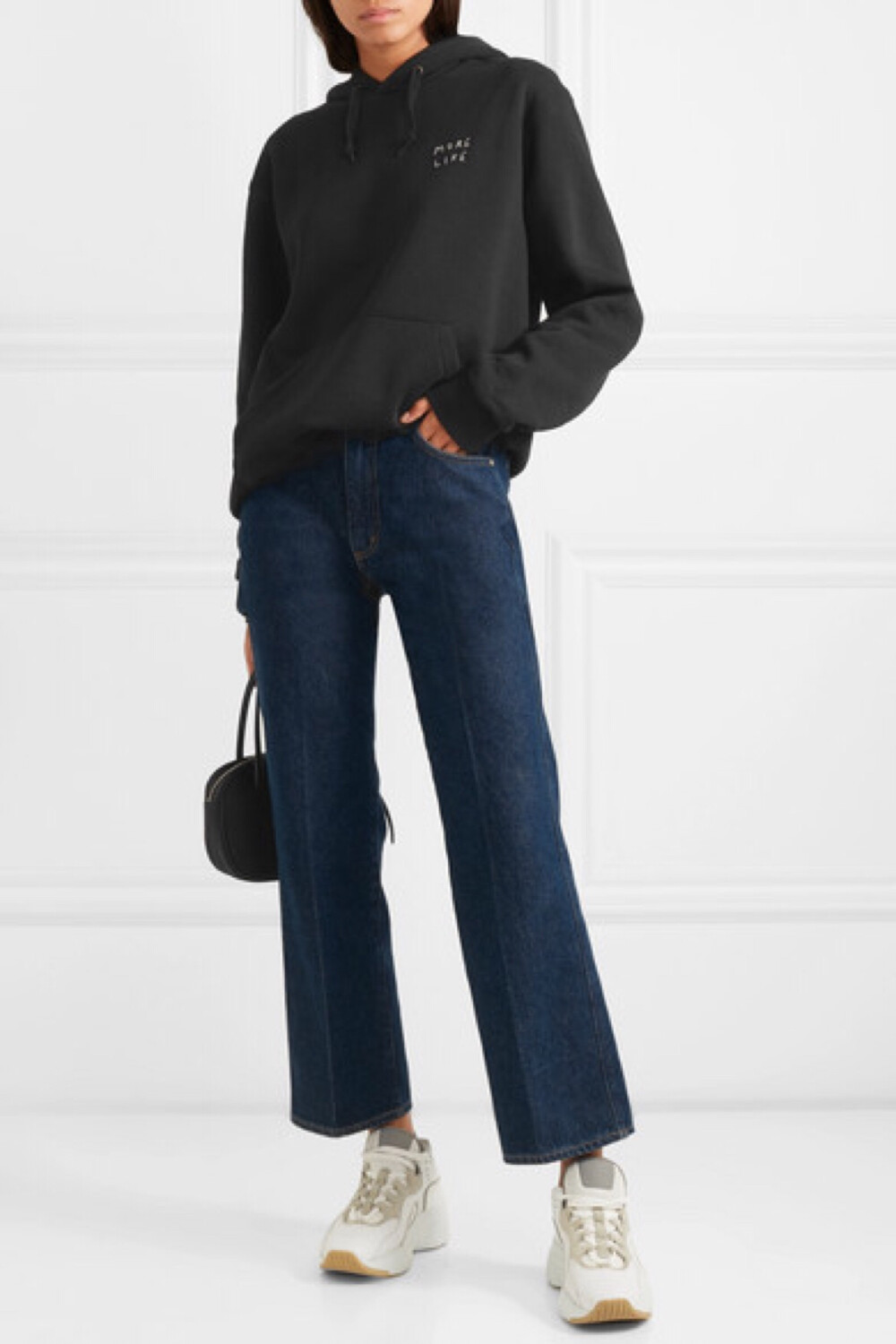 YEAH RIGHT NYC 的设计灵感源自流行文化和戏谑话语——品牌以一群好朋友之间的笑料起家，并把它们绣在了服装之上。这款帽衫裁自柔软的棉质混纺面料，正面刺绣的 “More Life” 单词则是致敬了说唱歌手 Drake 2017 年发布的同名专辑。不妨搭配迷你半身裙或是牛仔裤。