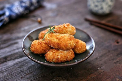 ◢香酥芋泥卷芋头也能做成小点心，金黄酥脆，一次能吃上好几个~食材：鸡蛋1个、玉米淀粉30克、荔浦芋头350克、糖10克、食用油适量、面包糠35克1.准备好所需食材2.芋头去皮洗净后切块状3.上锅蒸熟后碾压成泥4.趁热加…