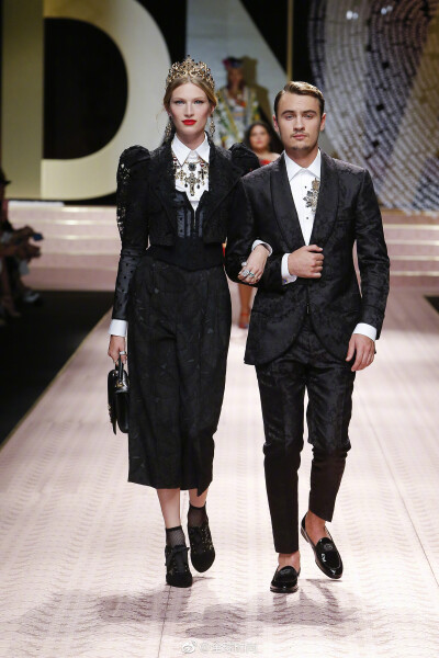 Dolce＆Gabbana 2019春夏系列，每个人一生都在扮演各种角色，以多重外表示人，而最重要的关系不过就是血缘，这场秀放在今天是不是挺合适？ ​