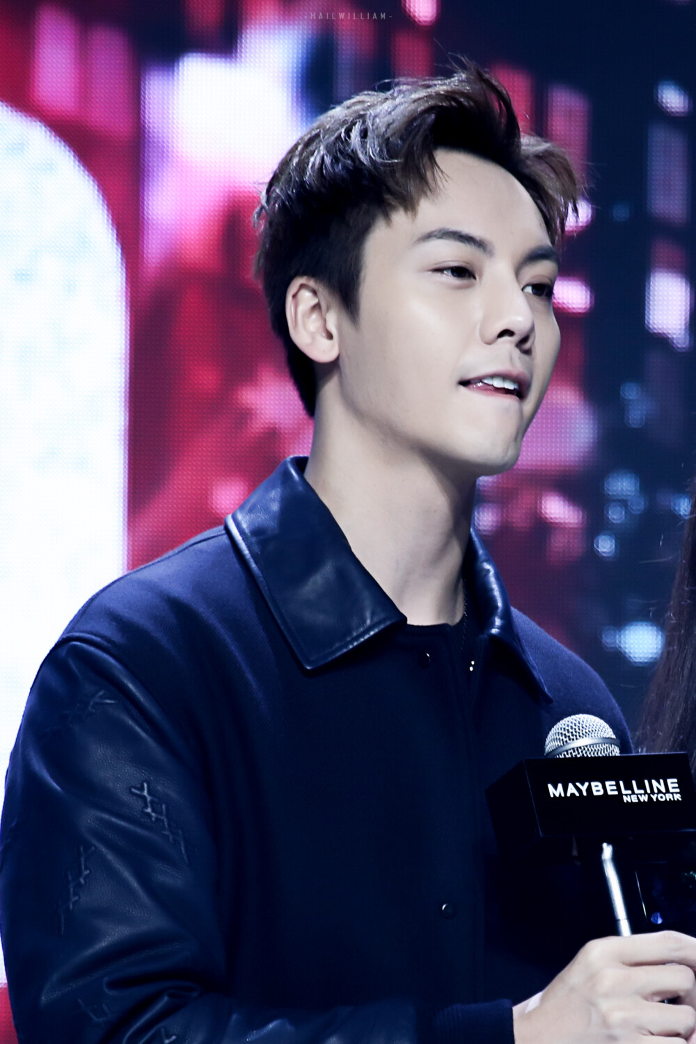 【陈伟霆 William Chan】180920 Maybelline 美宝莲纽约亚太区代言人 美宝莲星钻小灯管发布会 1744 x 2616 px (图源: 微博@HAILWILLIAM weibo.com/5977422345/GAn7NdYrC)