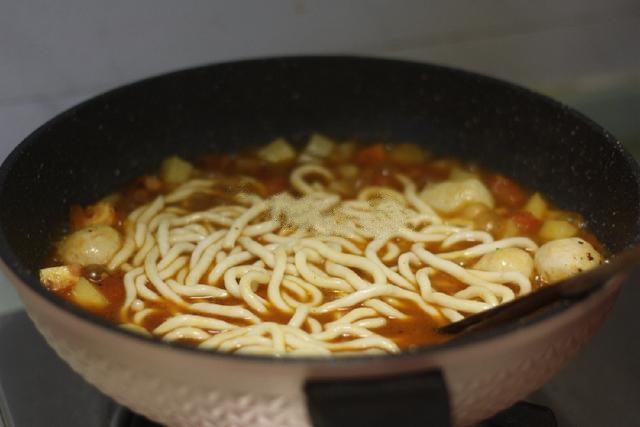 ◢土豆肉丸粉用土豆和番茄做汤底，汤底够味够鲜，味道赞，营养足~食材：土豆2个，西红柿2个，猪肉丸5个，土豆粉1袋，葱1根，蒜2瓣，番茄酱、盐、辣椒油适量1.把土豆削皮切丁，西红柿切块2.土豆粉在超市买的（可以用乌冬粉、河粉、米粉代替）3.炒锅烧热油，爆香蒜蓉，放入土豆丁煸炒4.把土豆丁炒得表面干干的，有点点焦黄的5.加入西红柿块和肉丸，煸炒几下6.加入2碗水(如果有高汤味道会更好)7.把土豆西红柿汤烧开后，加入番茄酱、盐和辣椒油，搅拌一下8.加入土豆粉（不能吃辣的，就不要放辣椒油了）9.把土豆粉煮沸后，煮3分钟就可以关火，盛碗撒上葱粒