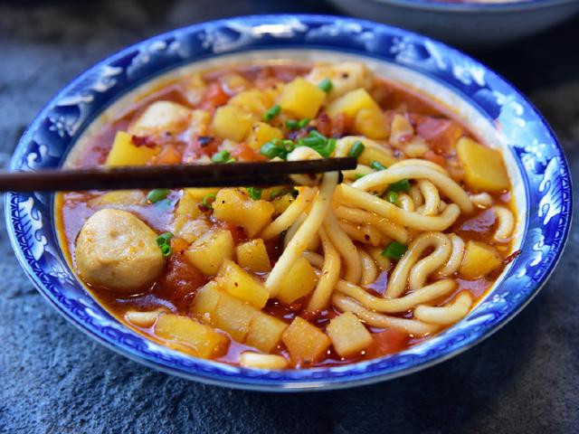 ◢土豆肉丸粉用土豆和番茄做汤底，汤底够味够鲜，味道赞，营养足~食材：土豆2个，西红柿2个，猪肉丸5个，土豆粉1袋，葱1根，蒜2瓣，番茄酱、盐、辣椒油适量1.把土豆削皮切丁，西红柿切块2.土豆粉在超市买的（可以用乌冬粉、河粉、米粉代替）3.炒锅烧热油，爆香蒜蓉，放入土豆丁煸炒4.把土豆丁炒得表面干干的，有点点焦黄的5.加入西红柿块和肉丸，煸炒几下6.加入2碗水(如果有高汤味道会更好)7.把土豆西红柿汤烧开后，加入番茄酱、盐和辣椒油，搅拌一下8.加入土豆粉（不能吃辣的，就不要放辣椒油了）9.把土豆粉煮沸后，煮3分钟就可以关火，盛碗撒上葱粒