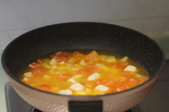 ◢土豆肉丸粉用土豆和番茄做汤底，汤底够味够鲜，味道赞，营养足~食材：土豆2个，西红柿2个，猪肉丸5个，土豆粉1袋，葱1根，蒜2瓣，番茄酱、盐、辣椒油适量1.把土豆削皮切丁，西红柿切块2.土豆粉在超市买的（可以用乌冬粉、河粉、米粉代替）3.炒锅烧热油，爆香蒜蓉，放入土豆丁煸炒4.把土豆丁炒得表面干干的，有点点焦黄的5.加入西红柿块和肉丸，煸炒几下6.加入2碗水(如果有高汤味道会更好)7.把土豆西红柿汤烧开后，加入番茄酱、盐和辣椒油，搅拌一下8.加入土豆粉（不能吃辣的，就不要放辣椒油了）9.把土豆粉煮沸后，煮3分钟就可以关火，盛碗撒上葱粒