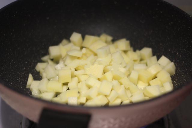 ◢土豆肉丸粉用土豆和番茄做汤底，汤底够味够鲜，味道赞，营养足~食材：土豆2个，西红柿2个，猪肉丸5个，土豆粉1袋，葱1根，蒜2瓣，番茄酱、盐、辣椒油适量1.把土豆削皮切丁，西红柿切块2.土豆粉在超市买的（可以用乌冬粉、河粉、米粉代替）3.炒锅烧热油，爆香蒜蓉，放入土豆丁煸炒4.把土豆丁炒得表面干干的，有点点焦黄的5.加入西红柿块和肉丸，煸炒几下6.加入2碗水(如果有高汤味道会更好)7.把土豆西红柿汤烧开后，加入番茄酱、盐和辣椒油，搅拌一下8.加入土豆粉（不能吃辣的，就不要放辣椒油了）9.把土豆粉煮沸后，煮3分钟就可以关火，盛碗撒上葱粒