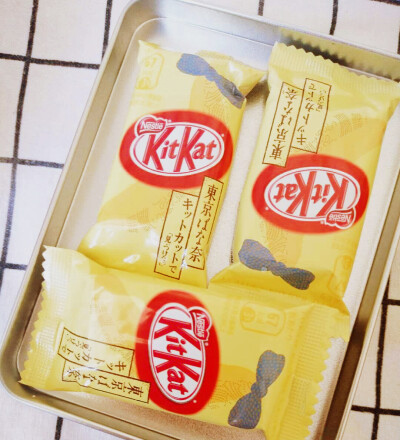 #kitkat tokyo banana口味#特别喜欢日本雀巢kitkat系列，今天又尝鲜了~托在日本旅行的朋友买的这款kitkat是和东京香蕉共同研制出的一款新口味，香蕉的温柔甜蜜搭配上巧克力的香醇浪漫，吃完心里别提多美了~这么好吃…