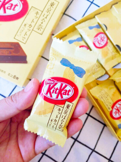 #kitkat tokyo banana口味#特别喜欢日本雀巢kitkat系列，今天又尝鲜了~托在日本旅行的朋友买的这款kitkat是和东京香蕉共同研制出的一款新口味，香蕉的温柔甜蜜搭配上巧克力的香醇浪漫，吃完心里别提多美了~这么好吃…