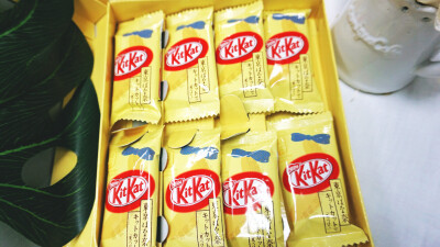 #kitkat tokyo banana口味#特别喜欢日本雀巢kitkat系列，今天又尝鲜了~托在日本旅行的朋友买的这款kitkat是和东京香蕉共同研制出的一款新口味，香蕉的温柔甜蜜搭配上巧克力的香醇浪漫，吃完心里别提多美了~这么好吃…