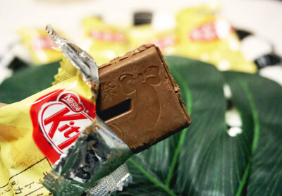 #kitkat tokyo banana口味#特别喜欢日本雀巢kitkat系列，今天又尝鲜了~托在日本旅行的朋友买的这款kitkat是和东京香蕉共同研制出的一款新口味，香蕉的温柔甜蜜搭配上巧克力的香醇浪漫，吃完心里别提多美了~这么好吃…