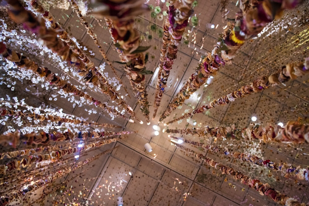 英国装置艺术家 rebecca louise law 用五颜六色的鲜花与干花装扮满了Toledo艺术博物馆，该大型沉浸式花园装置选取了由当地1800名志愿者提供的花朵制成，观众漫步其中，体验着鲜花的香气如同漫步于天堂。 ​