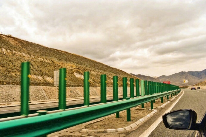 西北小环线兰州至张掖一路高速沿途风景，最美的时光最美的风景一直在路上。(感谢投稿 | 池夕末) ​​​​