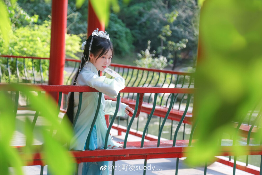 ￼汉服 ￼汉服写真 ￼汉服摄影 ￼汉服写真集 #北京约拍#
『天光之外』
天上广寒不是月，光阴不在心难绝。
之前君去踏星屑，外见秋风心随鹊。
摄影：@火舞_我早就是条咸鱼了
后期：@豆奶销售点
排版：@北野凌灬
造型：@火舞_我早就是条咸鱼了
服装：@时夏汉服工作室
头饰：@初漾制作人
后勤：@月华JUN 