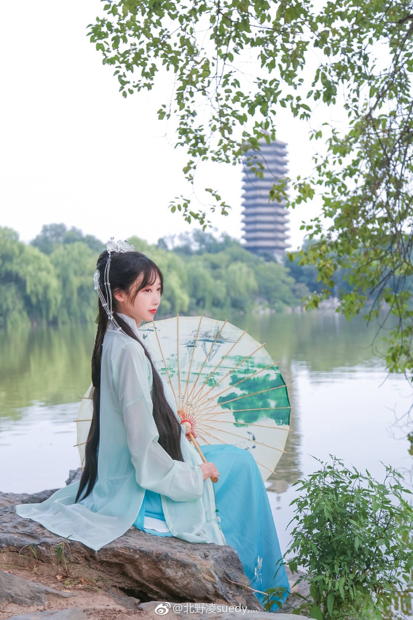 ￼汉服 ￼汉服写真 ￼汉服摄影 ￼汉服写真集 #北京约拍#
『天光之外』
天上广寒不是月，光阴不在心难绝。
之前君去踏星屑，外见秋风心随鹊。
摄影：@火舞_我早就是条咸鱼了
后期：@豆奶销售点
排版：@北野凌灬
造型：@火舞_我早就是条咸鱼了
服装：@时夏汉服工作室
头饰：@初漾制作人
后勤：@月华JUN 