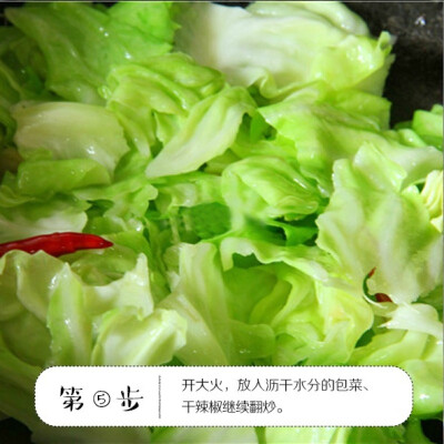 【手撕包菜！有了这个菜我可以多吃两碗饭】今天来教大家做手撕包菜，这道菜厉害了！首先呢，做起来非常简单，基本上属于看一眼就会的那种~丨转 ​