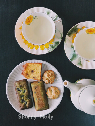 #high tea#
原来是晚一点的下午茶呀～
混合花茶 配刚出炉的抹茶红豆费南雪 /南瓜磅蛋糕 /酥酥哒曲奇～
与众不同的日子 放下浮躁 甘于平凡 像温润的茶一样 舒服且自在～