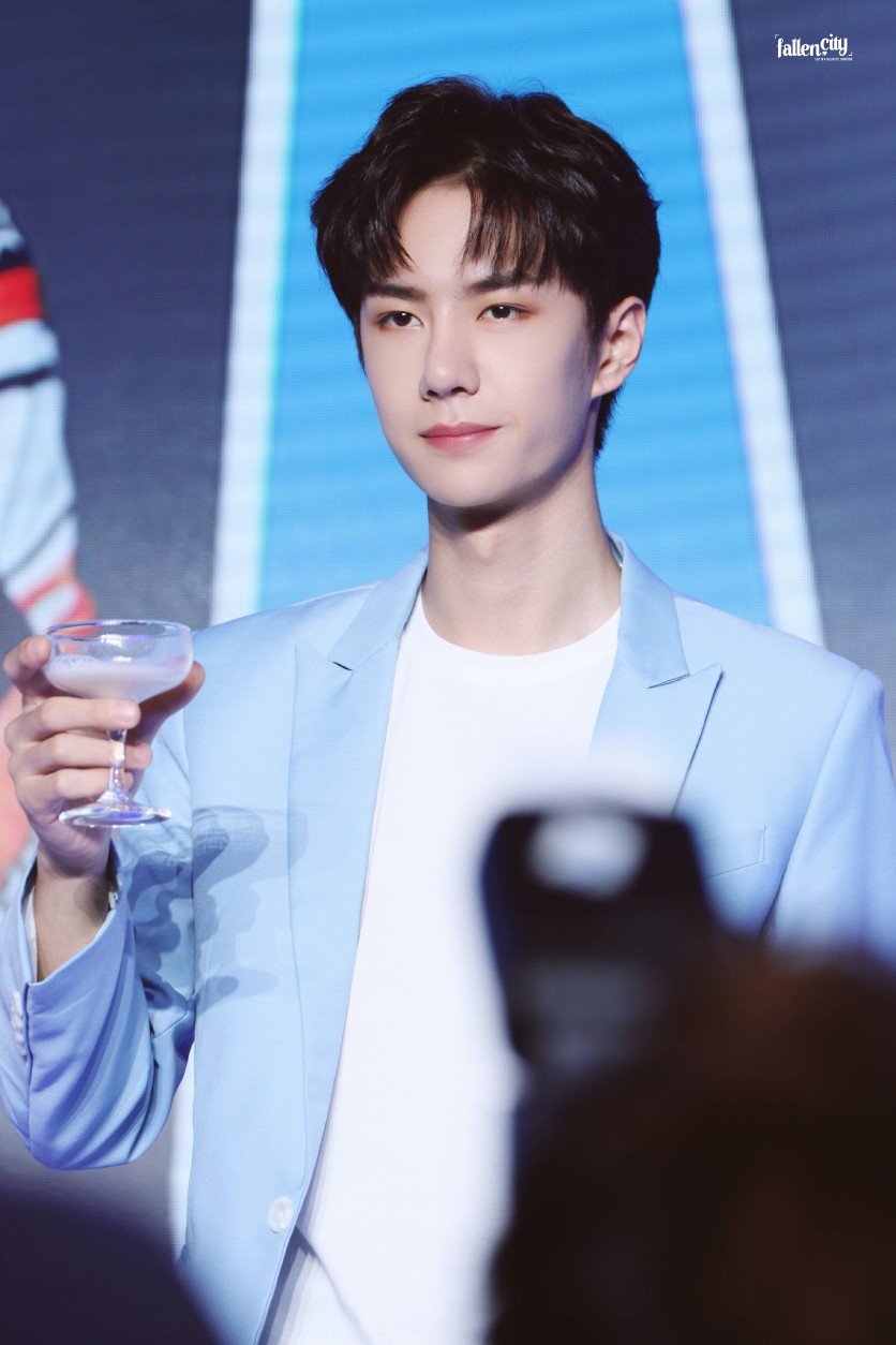 180926 味全乳酸菌品牌代言人签约发布会 ​​​#UNIQ王一博# cr:logo
