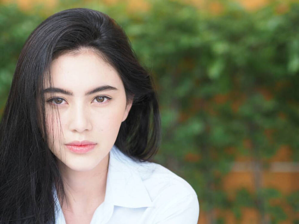 【Mai】
全名:黛薇卡?霍內(nèi)（Davika Hoorne），1992年5月16日出生于泰國曼谷，泰國當(dāng)紅女演員、模特。泰國、比利時混血兒。
主要演藝作品:《愛神之影》、《破曉之愛》、《惡玫瑰公主》、《千里香》、《愛已成殤》、《曙光》等