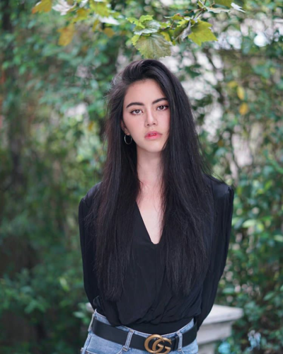 【Mai】
全名:黛薇卡・霍内（Davika Hoorne），1992年5月16日出生于泰国曼谷，泰国当红女演员、模特。泰国、比利时混血儿。
主要演艺作品:《爱神之影》、《破晓之爱》、《恶玫瑰公主》、《千里香》、《爱已成殇》、…