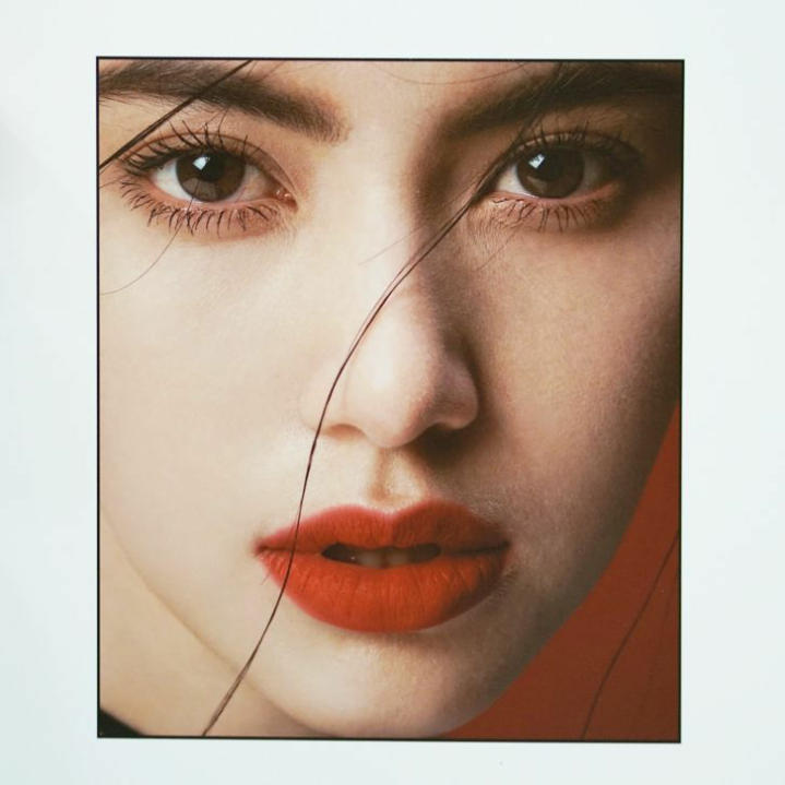 【Mai】
全名:黛薇卡?霍內(nèi)（Davika Hoorne），1992年5月16日出生于泰國曼谷，泰國當(dāng)紅女演員、模特。泰國、比利時混血兒。
主要演藝作品:《愛神之影》、《破曉之愛》、《惡玫瑰公主》、《千里香》、《愛已成殤》、《曙光》等